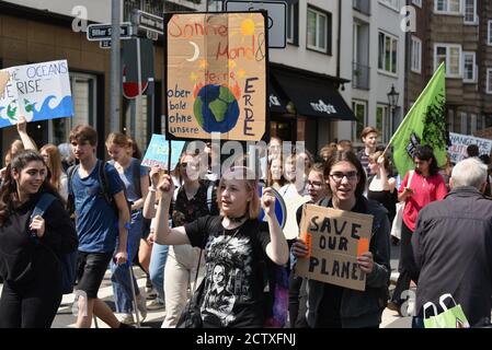 Teilnehmer mit ihren Postern an den Freitagen für zukünftige Demonstrationen Am Weltklimatag in Düsseldorf Stockfoto