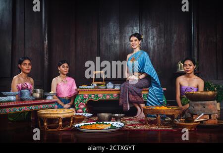 Thailändische Frauen tragen traditionelle Kostüme in alten Zeiten während der Ayutthaya-Zeit Stockfoto