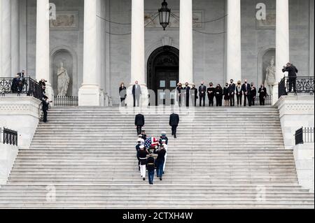 Washington, DC, USA. September 2020. 25. September 2020 - Washington, DC, Vereinigte Staaten: Die militärische Ehrengarde bringt die Schatulle von RUTH BADER GINSBURG Schatulle in das US-Kapitol. Quelle: Michael Brochstein/ZUMA Wire/Alamy Live News Stockfoto