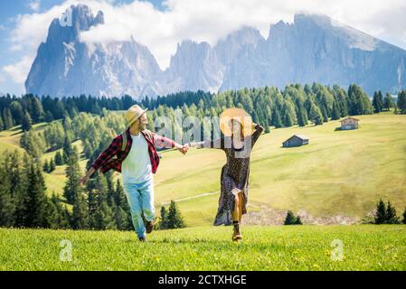 Schönes junges Paar, das in den Dolomiten, Italien reist - zwei Liebhaber, die einen Tagesausflug in die Natur machen Stockfoto