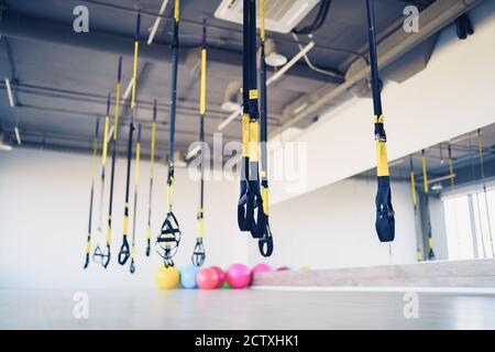 TRX Fitnessbänder für das Arbeiten mit eigenem Gewicht im Fitnessstudio, keine Menschen. Stockfoto