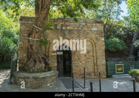 Das Haus der Jungfrau Maria oder das Haus der Mutter Maria. Katholischer Schrein auf dem Berg Koressos (Berg Nachtigall) in der Nähe von Ephesus, Türkei. Stockfoto