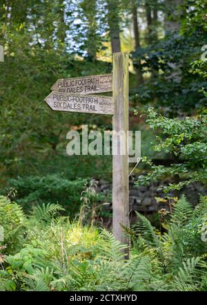 Öffentlicher Fußweg Schild Six Dales Trail, Yorkshire Dales, England, Vereinigtes Königreich Stockfoto