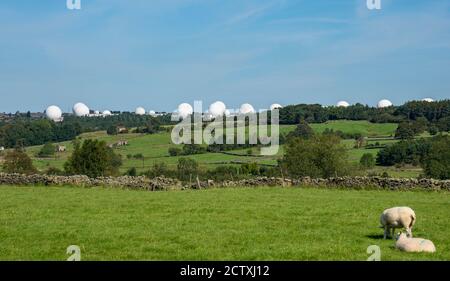 North Yorkshire Dales mit Radomen von Menwith Hill im Hintergrund, North Yorkshire, England, Vereinigtes Königreich Stockfoto