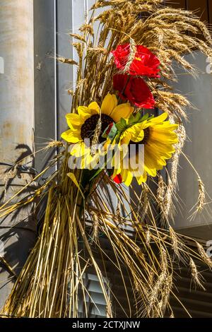 Künstliche Blumenarrangements auf Laternenpfosten im gesamten Stadtzentrum - La Souterraine, Creuse (23), Frankreich. Stockfoto