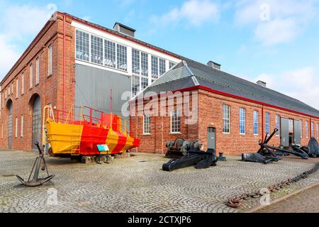 Linthouse maritimes Museum, Irvine, Ayrshire, Schottland, Großbritannien mit historischen Ankern, Ketten und einem Luftseerettungsschiff der 40er Jahre (ASR-101), Stockfoto