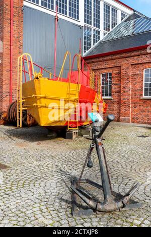 Linthouse maritimes Museum, Irvine, Ayrshire, Schottland, Großbritannien mit historischen Ankern, Ketten und einem Luftseerettungsschiff der 40er Jahre (ASR-101), Stockfoto