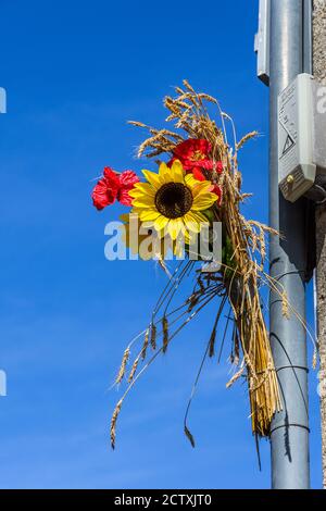 Künstliche Blumenarrangements auf Laternenpfosten im gesamten Stadtzentrum - La Souterraine, Creuse (23), Frankreich. Stockfoto