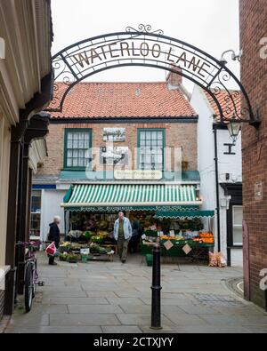 Blick auf Browns Gemüsehändler, ein traditionelles Obst- und Gemüseladen in Pocklington, East Yorkshire Stockfoto