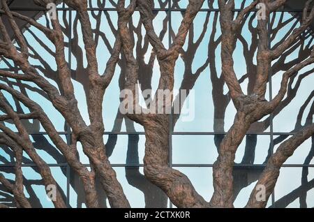 Kasan, Russland, 16. September 2020. Fragment des Palastes der Bauern - ein großer Bronzebaum. Ministerium für Landwirtschaft Stockfoto