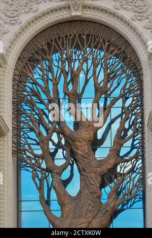 Kasan, Russland, 16. September 2020. Fragment des Bauernpalastes - ein großer Bronzebaum im Bogen. Ministerium für Landwirtschaft Stockfoto