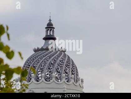 Kasan, Russland, 16. September 2020. Durchbrochene Kuppel des modernen Landwirtschaftsministeriums - der Palast der Bauern gegen einen bewölkten Himmel Stockfoto