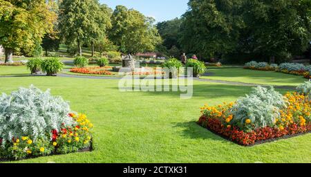Farbenfrohe Blumendarstellung im Sommer in den Valley Gardens in Harrogate, North Yorkshire Stockfoto