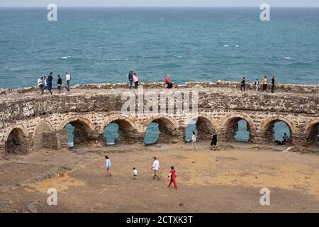 Lokale Touristen besuchen Rumeli Feneri Burg. Das Schloss Rumeli Feneri ist ein Schloss aus dem 17. Jahrhundert auf den Rumelifeneri-Graten in Istanbul. Die Burg, lokalisieren Stockfoto