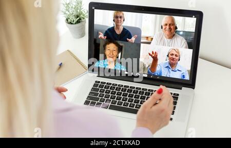Multiethnisches Geschäftsteam, das in Videoanrufen diskutiert. Rückansicht der Geschäftsfrau in der Videokonferenz mit Chef und seinen Kollegen während der Online-Sitzung Stockfoto