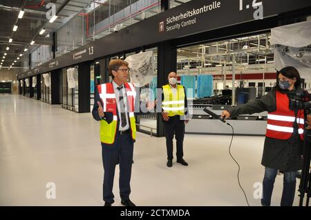 Berlin, Deutschland. August 2020. Leiter des Flughafens Berlin Brandenburg Engelbert Luetke Daldrup, links, spricht mit Journalisten im Terminal 2 des Flughafens Berlin Brandenburg Willy Brandt in Berlin, Deutschland, 25. September 2020. Das Terminal wurde fertiggestellt, wird aber im Frühjahr 2021 aufgrund der COVID-19-Pandemie in Betrieb genommen. Kredit: Ales Zapotocky/CTK Foto/Alamy Live Nachrichten Stockfoto