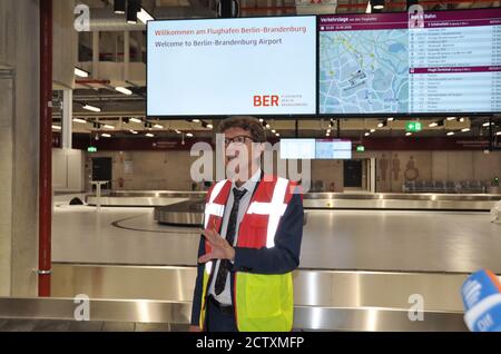 Berlin, Deutschland. August 2020. Engelbert Luetke Daldrup, Leiter des Flughafens Berlin Brandenburg, spricht mit Journalisten im Terminal 2 des Flughafens Berlin Brandenburg Willy Brandt in Berlin, Deutschland, 25. September 2020. Das Terminal wurde fertiggestellt, wird aber im Frühjahr 2021 aufgrund der COVID-19-Pandemie in Betrieb genommen. Kredit: Ales Zapotocky/CTK Foto/Alamy Live Nachrichten Stockfoto