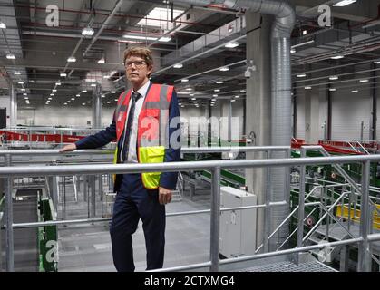 Berlin, Deutschland. August 2020. Engelbert Luetke Daldrup, Leiter des Flughafens Berlin Brandenburg, spricht mit Journalisten im Terminal 2 des Flughafens Berlin Brandenburg Willy Brandt in Berlin, Deutschland, 25. September 2020. Das Terminal wurde fertiggestellt, wird aber im Frühjahr 2021 aufgrund der COVID-19-Pandemie in Betrieb genommen. Kredit: Ales Zapotocky/CTK Foto/Alamy Live Nachrichten Stockfoto