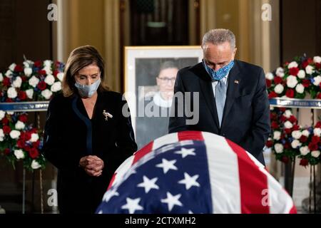 Washington, Vereinigte Staaten Von Amerika. September 2020. Die Sprecherin des Repräsentantenhauses der Vereinigten Staaten, Nancy Pelosi (Demokrat von Kalifornien) und der Minderheitsführer des Senats der Vereinigten Staaten, Chuck Schumer (Demokrat von New York), als Richterin Ruth Bader Ginsburg, liegt am 25. September 2020 in der Statuarhalle des Kapitols in Washington, DC.Quelle: Erin Schaff/Pool via CNP Quelle: dpa/Alamy Live News Stockfoto