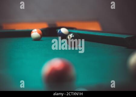 Spielen von Billiard in einem Pool Stockfoto