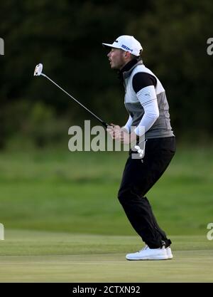 Der schottische Ewen Ferguson reagiert, nachdem er am zweiten Tag der Irish Open im Galgorm Castle Golf Club, Ballymena, das achtzehnte Grün aufgesetzt hat. Stockfoto