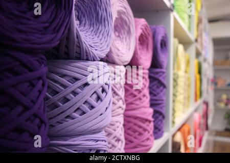Stoffgarn, dickes Baumwollgarn, Makrame, Stricken, Häkeln, Baumwollgarn, T-Shirt-Garn in der Schirmung Stockfoto