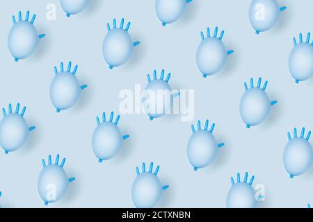 Ein medizinisches Muster in blauen Pastellfarben aus aufgeblasenen medizinischen Handschuhen. Stockfoto