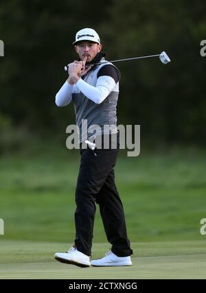 Der schottische Ewen Ferguson reagiert, nachdem er am zweiten Tag der Irish Open im Galgorm Castle Golf Club, Ballymena, das achtzehnte Grün aufgesetzt hat. Stockfoto