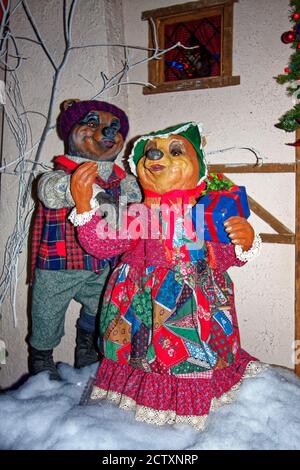 Schwein Manequins, Winterkleidung, Weihnachtsdekoration, Schnee, bunt, niedlich, Urlaub, National Christmas Center, Lancaster County, Pennsylvania, Paradi Stockfoto