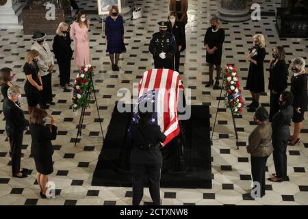 Mitglieder des Repräsentantenhauses der Vereinigten Staaten, darunter Nancy Pelosi (Demokratin von Kalifornien), Präsidentin des Repräsentantenhauses der Vereinigten Staaten, Umzingeln Sie am 25. September 2020 in Washington, DC, die Fahnenschachtsulle des Obersten Gerichtshofs der Vereinigten Staaten von Amerika, um ihren Respekt zu zollen, während sie im Staat in der Statuarhalle des US-Kapitols liegt. Ginsburg, die vom ehemaligen US-Präsidenten Bill Clinton ernannt wurde, diente von 1993 bis zu ihrem Tod am 18. September 2020 vor dem Hohen Gericht. Sie ist die erste Frau, die im Staat im Capitol liegt.Quelle: Chip Somodevilla/Pool via CNP Stockfoto