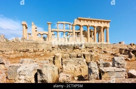 Der antike griechische Tempel von Aphaea auf der Insel Aegina, Griechenland. Meisterwerk der antiken griechischen Architektur. Wahrzeichen Stockfoto