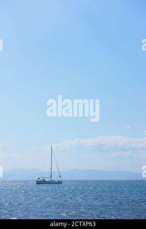Segelboot im Meer und blauen Himmel mit Wolken, Ägina Insel, Griechenland. Griechische Landschaft. Seascape mit viel Platz für Ihren eigenen Text Stockfoto