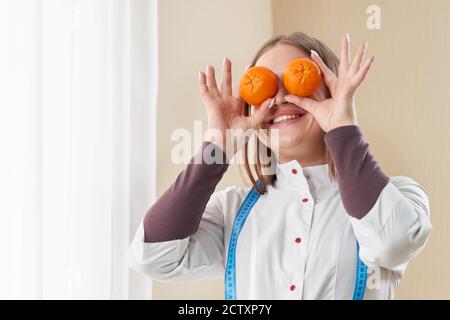 Ernährungsberaterin in ihrem Büro. Gesundheits- und Diät-Konzept Stockfoto