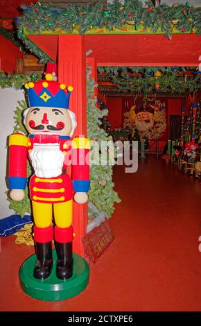 Spielzeug Soldat stehend Wache, außerhalb Santa's Zimmer, rot, grün, Weihnachtsdekorationen, Urlaub, bunt, National Christmas Center, Lancaster County, P Stockfoto