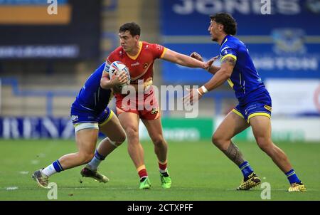 Catalans Dragons' Matt Whitley (Mitte) wird von Warrington Wolves' Joe Philbin (links) und Anthony Gelling während des Betfred Super League Spiels im Halliwell Jones Stadium, Warrington, angegangen. Stockfoto