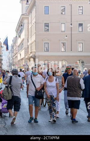 Rom, Italien - 20. September 2020: Menschen, die in Schutzmasken auf den Straßen der Stadt spazieren, um sich vor der Pandemie Covid-19 zu schützen. Stockfoto