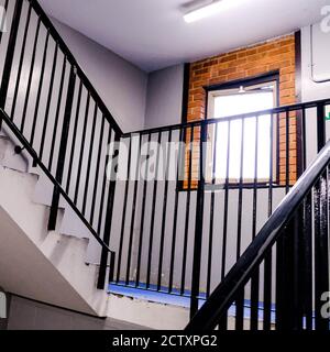 Bunte Car Park Stair Case Mit Blauen Stufen Und Nein Menschen Stockfoto