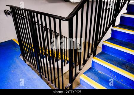 Bunte Car Park Stair Case Mit Blauen Stufen Und Nein Menschen Stockfoto