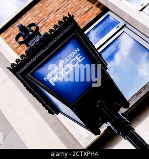 Traditionelle Metropolitan Police Blaue Lampe Außerhalb Kingston Polizeistation, Ohne Menschen Stockfoto