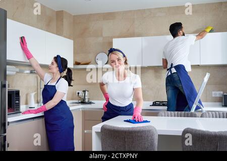 Reinigungsservice-Team bei der Arbeit in der Küche in Privathaus Stockfoto