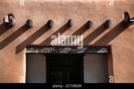 Der historische Palast der Gouverneure aus dem frühen 17. Jahrhundert in Santa Fe, New Mexico, wurde als Regierungssitz Spaniens erbaut. Stockfoto