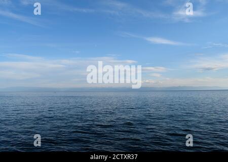 Schöne Aussicht auf den Baikalsee von Listwjanka Stockfoto