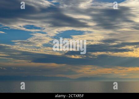 Schöne Aussicht auf den Baikalsee von Listwjanka Stockfoto
