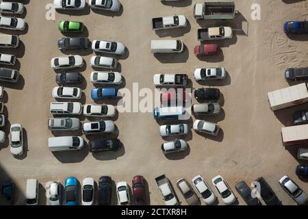 Luftaufnahme von vielen Autos auf einem Parkplatz vor der Tür geparkt. Stockfoto