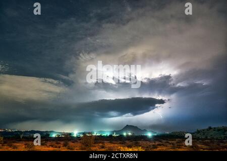 Blitze und Monsunstürme über Red Mountain im Tonto National Forest in der Nähe von Phoenix, Arizona. Stockfoto