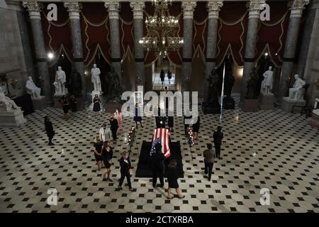 Mitglieder des Repräsentantenhauses, darunter die Sprecherin des Repräsentantenhauses der Vereinigten Staaten, Nancy Pelosi (Demokratin von Kalifornien), umkreisen die Fahnenschachel des US-Obersten Gerichtshofs, die Richterin Ruth Bader Ginsburg, um ihren Respekt zu zollen, da sie am 25. September in der Statuarhalle des US-Kapitols im Staat liegt. 2020 in Washington, DC. Ginsburg, die vom ehemaligen US-Präsidenten Bill Clinton ernannt wurde, diente von 1993 bis zu ihrem Tod am 18. September 2020 vor dem Hohen Gericht. Sie ist die erste Frau, die im Staat am Capitol liegt.Quelle: Chip Somodevilla/Pool via CNP Stockfoto