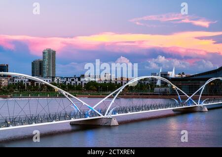 Monsun Wolken über der Fußgängerbrücke am Tempe Town Lake in Tempe, Arizona Stockfoto