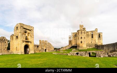 Der Löwenturm aus dem 15. Jahrhundert und das Schloss Warkworth aus dem 14. Jahrhundert in Northumberland, England, Großbritannien Stockfoto