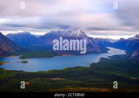 Panoramablick auf Spray Lakes und Mount Shark, Kananaskis, Alberta, Kanada. Stockfoto