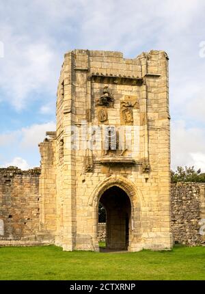 Der Löwenturm von Warkworth Castle, mit einem geschnitzten Löwen und dem Wappenarm der Percy Familie, in Northumberland, England, UK Stockfoto